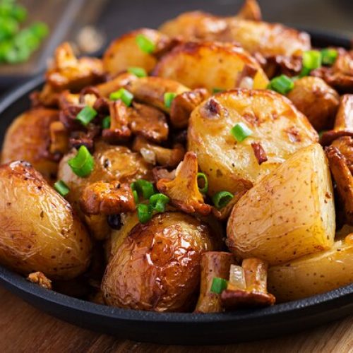 baked-potatoes-with-garlic-herbs-fried-chanterelles-cast-iron-skillet_2829-17403