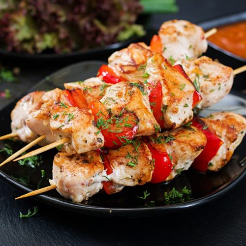 chicken-skewers-with-slices-sweet-peppers-dill_2829-18809